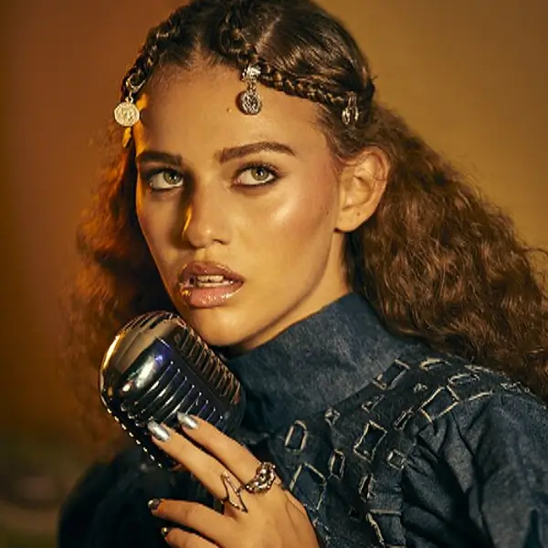 إليانا مغنية عربية من مواليد برج الجدي